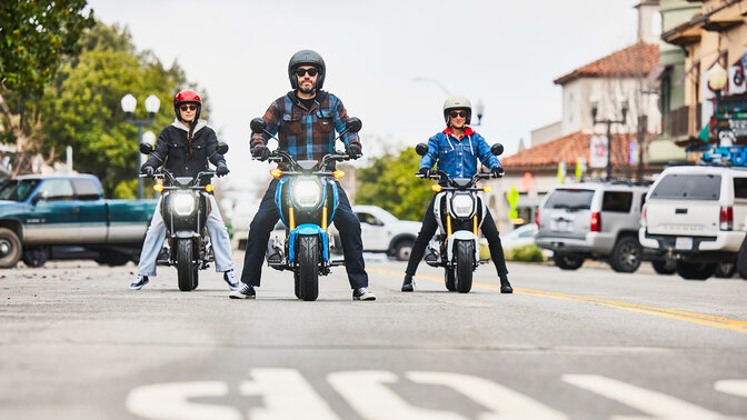 Grupa motocyklistów MSX125 Grom w mieście